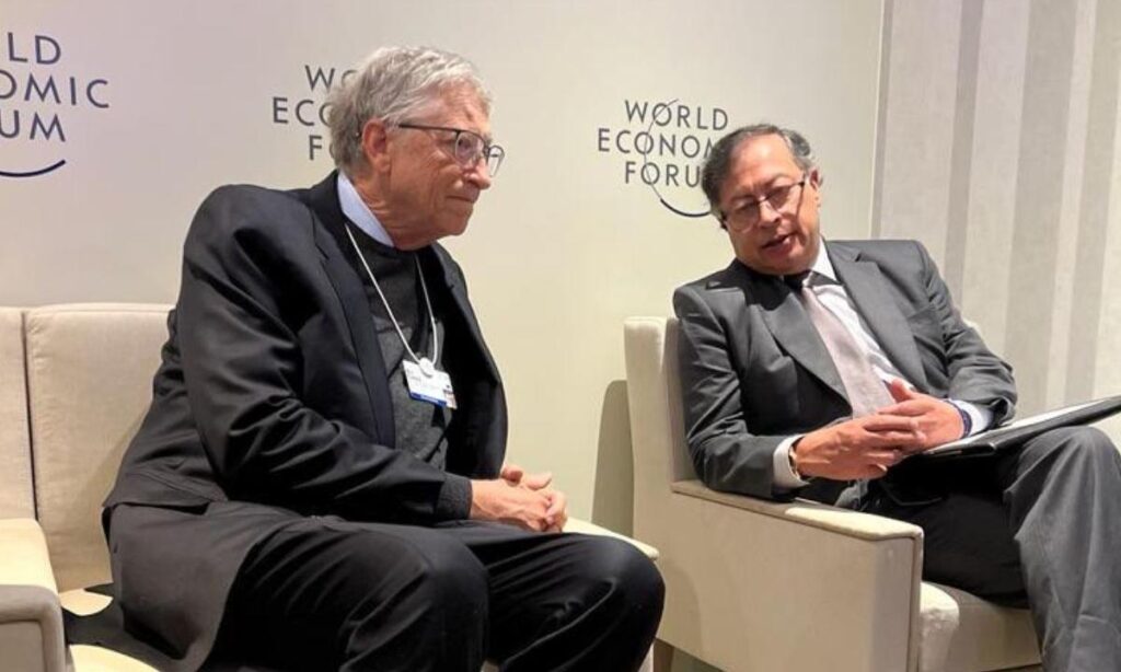 Colombian President Gustavo Petro (right) and US billionaire Bill Gates (left) conversing during a panel at the World Economic Forum on Wednesday, January 17, 2024. Photo: Office of Colombian Presidency.