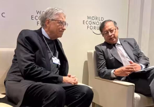 Colombian President Gustavo Petro (right) and US billionaire Bill Gates (left) conversing during a panel at the World Economic Forum on Wednesday, January 17, 2024. Photo: Office of Colombian Presidency.