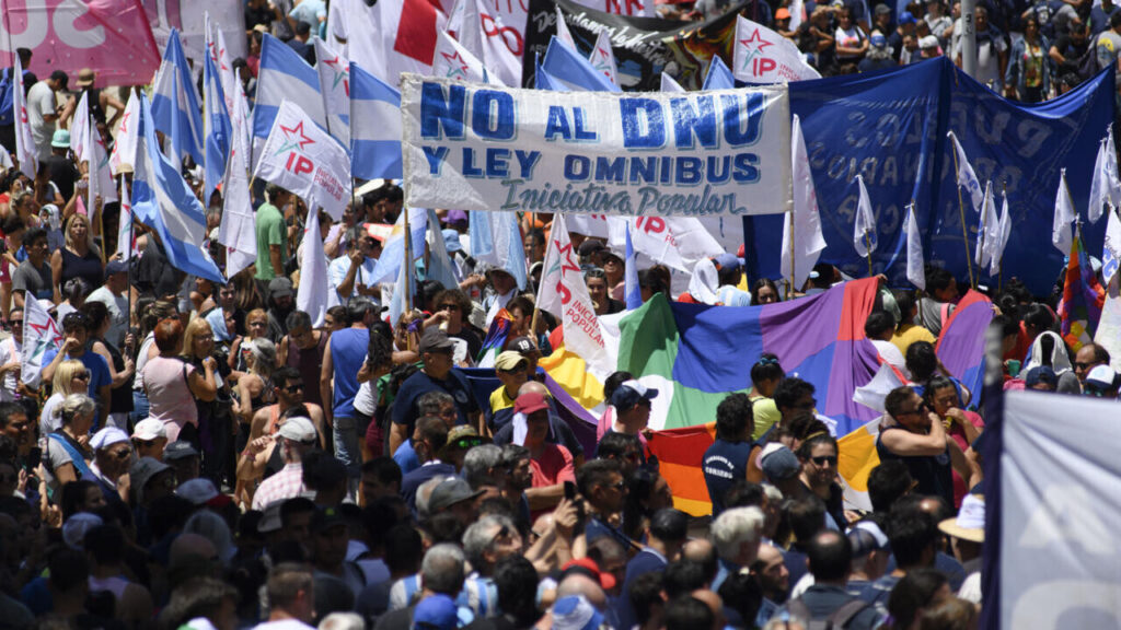 Argentinians march at the National Flag Memorial in Rosario, Argentina, against President Milei's unconstitutional decree on the day of national strike, January 24. Photo: AFP.