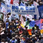 Argentinians march at the National Flag Memorial in Rosario, Argentina, against President Milei's unconstitutional decree on the day of national strike, January 24. Photo: AFP.