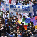 Argentinians march at the National Flag Memorial in Rosario, Argentina, against President Milei's unconstitutional decree on the day of national strike, January 24. Photo: AFP.