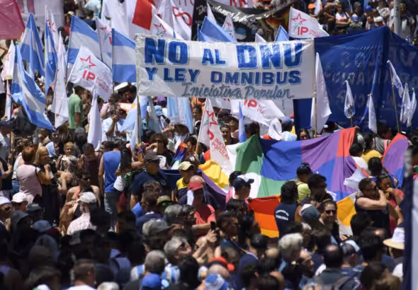 Argentinians march at the National Flag Memorial in Rosario, Argentina, against President Milei's unconstitutional decree on the day of national strike, January 24. Photo: AFP.