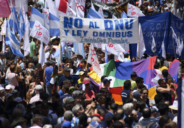 Argentinians march at the National Flag Memorial in Rosario, Argentina, against President Milei's unconstitutional decree on the day of national strike, January 24. Photo: AFP.
