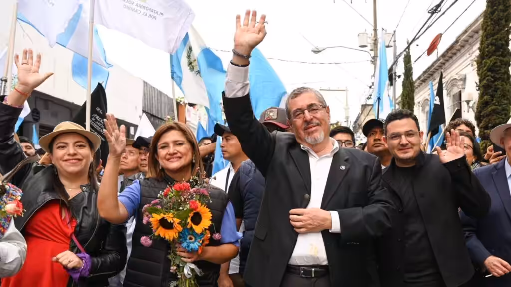 Guatemalan President-elect Bernardo Arévalo and Vice President-elect Karin Herrera march with supporters. Photo: X/@BArevalodeLeon.