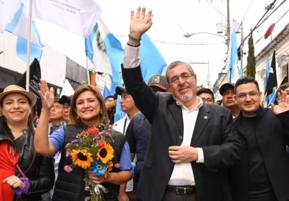 Guatemalan President-elect Bernardo Arévalo and Vice President-elect Karin Herrera march with supporters. Photo: X/@BArevalodeLeon.