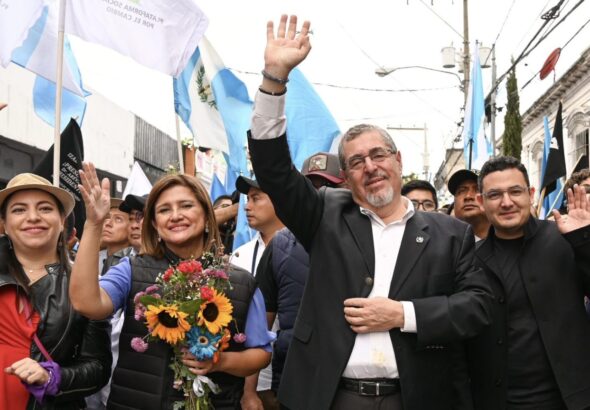 Guatemalan President-elect Bernardo Arévalo and Vice President-elect Karin Herrera march with supporters. Photo: X/@BArevalodeLeon.