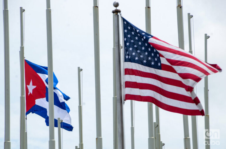 Flags of Cuba and United States. Photo: Kaloian.
