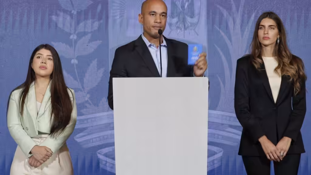 PSUV leader and Miranda state governor Hector Rodriguez (center) escorted by Camilla Fabri (right) and Genesis Garvett (left). Photo: X/@CamillaFSaab.