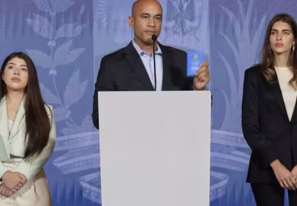 PSUV leader and Miranda state governor Hector Rodriguez (center) escorted by Camilla Fabri (right) and Genesis Garvett (left). Photo: X/@CamillaFSaab.
