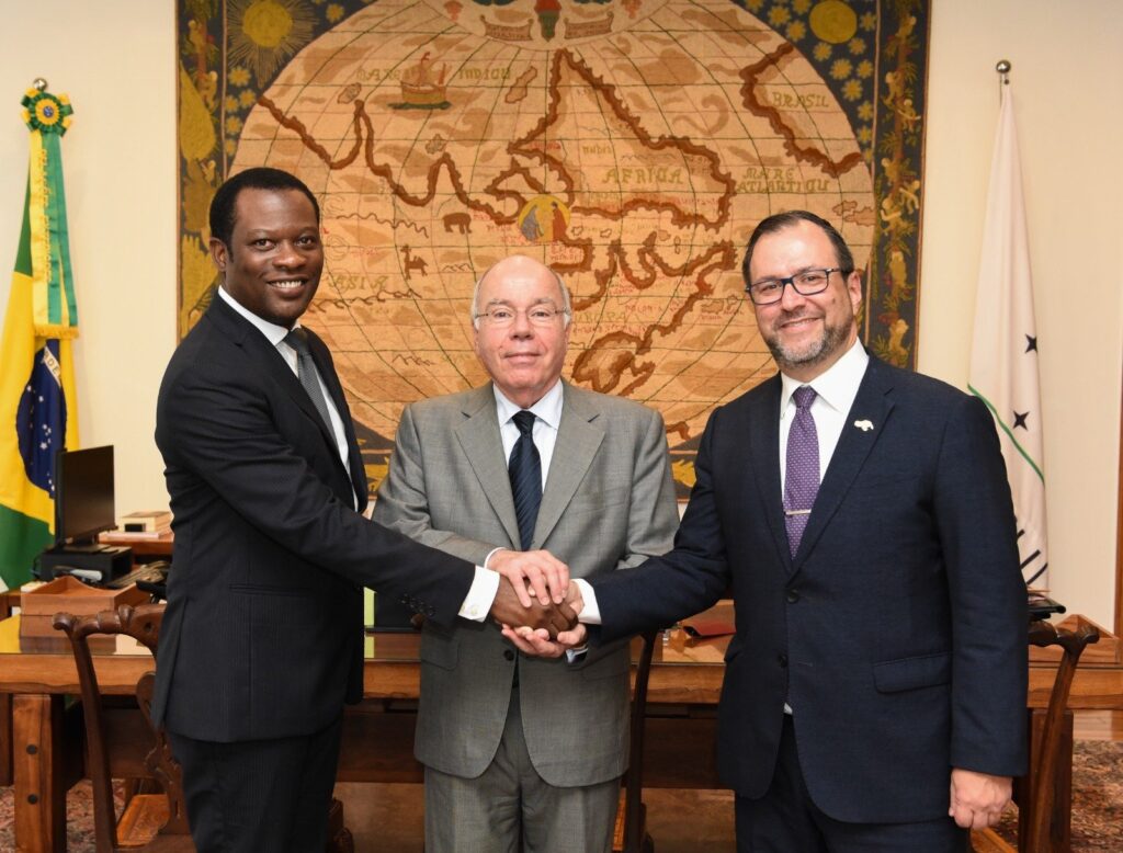 The foreign ministers of Brazil, Mauro Vieira (center), of Venezuela, Yván Gil (right), and of Guyana, Hugh Todd (left), holding hands during their diplomatic dialogue at the Itamaraty Palace, Brasília, Brazil, on Thursday, January 25. Photo: X/Itamaraty.GovBr.