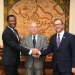 The foreign ministers of Brazil, Mauro Vieira (center), of Venezuela, Yván Gil (right), and of Guyana, Hugh Todd (left), holding hands during their diplomatic dialogue at the Itamaraty Palace, Brasília, Brazil, on Thursday, January 25. Photo: X/Itamaraty.GovBr.