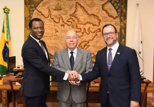 The foreign ministers of Brazil, Mauro Vieira (center), of Venezuela, Yván Gil (right), and of Guyana, Hugh Todd (left), holding hands during their diplomatic dialogue at the Itamaraty Palace, Brasília, Brazil, on Thursday, January 25. Photo: X/Itamaraty.GovBr.