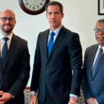Former far-right deputy Juan Guaidó (center) next to President Biden's Advisor for the Western Hemisphere (left) and Undersecretary of State for the Western Hemisphere Brian Richards (right). Photo: US Department of State/ File photo.