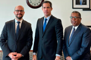 Former far-right deputy Juan Guaidó (center) next to President Biden's Advisor for the Western Hemisphere (left) and Undersecretary of State for the Western Hemisphere Brian Richards (right). Photo: US Department of State/ File photo.