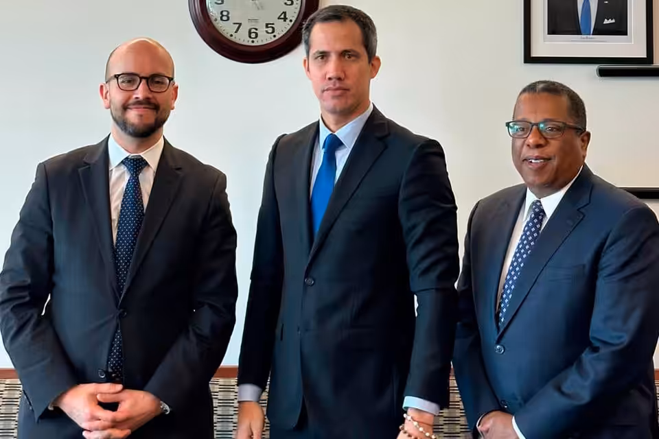 Former far-right deputy Juan Guaidó (center) next to President Biden's Advisor for the Western Hemisphere (left) and Undersecretary of State for the Western Hemisphere Brian Richards (right). Photo: US Department of State/ File photo.