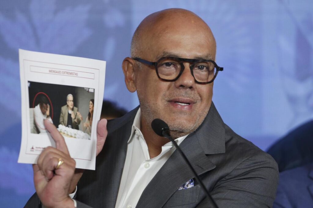 The president of the National Assembly of Venezuela, Jorge Rodríguez, shows evidence of opposition politcian María Corina Machado's collusion with coup plotters. Photo: Radio Miraflores.