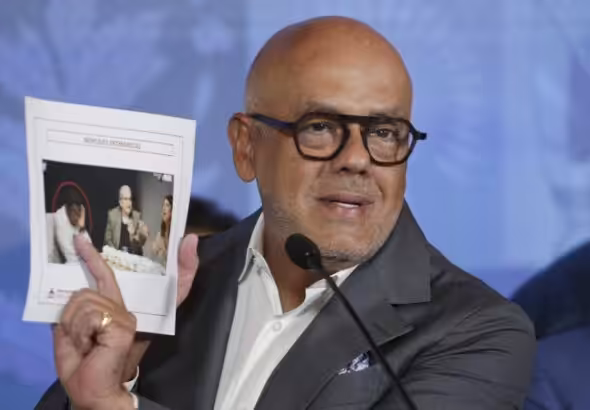 The president of the National Assembly of Venezuela, Jorge Rodríguez, shows evidence of opposition politcian María Corina Machado's collusion with coup plotters. Photo: Radio Miraflores.