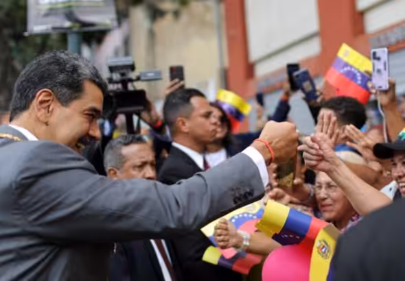 Venezuelan President Nicolás Maduro greets supporters before entering the National Assembly to deliver his annual address to the nation, January 15, 2024. Photo: Presidential Press.