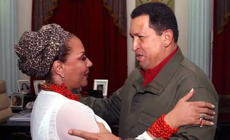 Colombian Senator Piedad Córdoba being greeted by Venezuelan President Hugo Chávez at Miraflores Palace, Caracas. File photo.