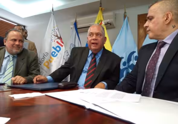 Former Venezuelan comptroller general Elvis Amoroso (center) alongside attorney general Tarek William Saab (right) and ombudsperson Alfredo Ruiz during a meeting in 2019. File photo.