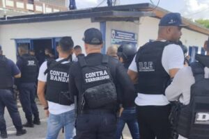Venezuelan law enforcement agents during the arrest of union activist Victor Venegas in Barinas state. Photo: Tal Cual.