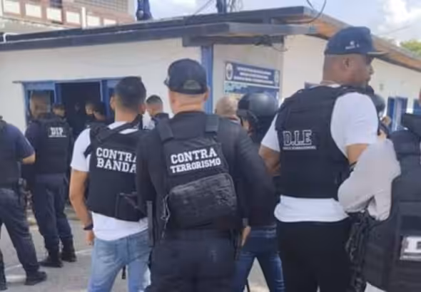 Venezuelan law enforcement agents during the arrest of union activist Victor Venegas in Barinas state. Photo: Tal Cual.