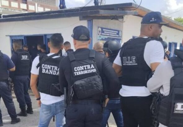Venezuelan law enforcement agents during the arrest of union activist Victor Venegas in Barinas state. Photo: Tal Cual.
