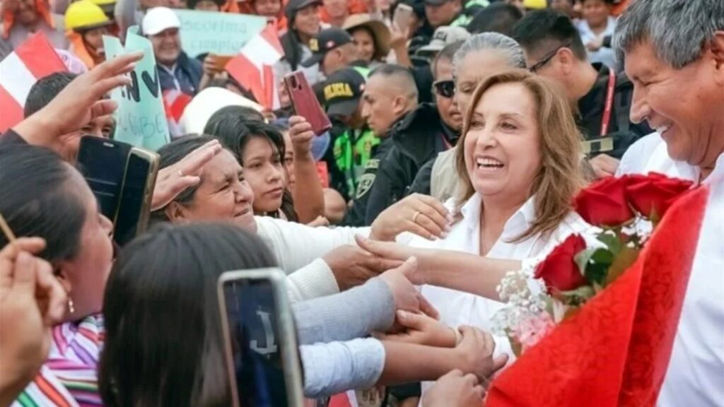 Peruvian de-facto President Dina Boluarte seconds before the incident in Chiara, January 20, 2024. Photo: X/@presidenciaperu.