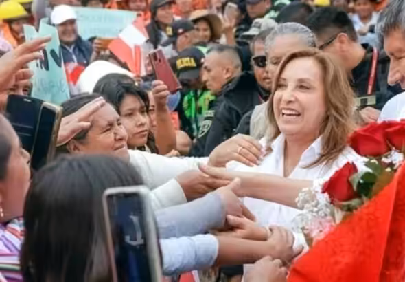 Peruvian de-facto President Dina Boluarte seconds before the incident in Chiara, January 20, 2024. Photo: X/@presidenciaperu.