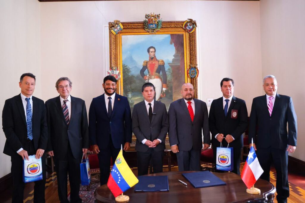 Venezuelan and Chilean government officials after signing the bilateral police collaboration agreement, in the headquarters of the Venezuelan Foreign Affairs Ministry, January 18, 2024. Photo: X/@SubseInterior.