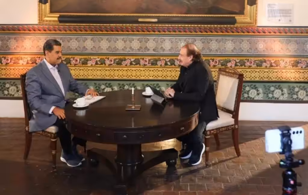 Venezuelan President Nicolás Maduro (left) and Spanish journalist Ignacio Ramonet (right) in Miraflores Palace, Caracas, Venezuela, January 1, 2024. Photo: Ignacio Ramonet/Resumen Latinoamericano/file photo.