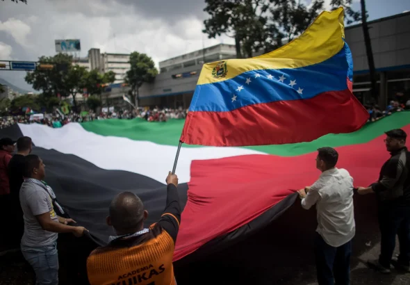 Palestinian and Venezuelan flags fly side by side. Photo: Latina Network.