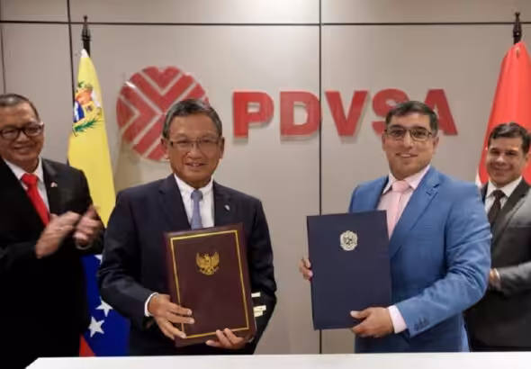Venezuelan Petroleum Minister and PDVSA CEO Pedro Tellechea (right) and Indonesian Minister for Energy Arifin Tasrif (left) holding copies of the agreement after the signing ceremony. Photo: X/@PDVSA.