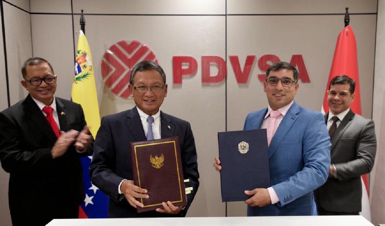 Venezuelan Petroleum Minister and PDVSA CEO Pedro Tellechea (right) and Indonesian Minister for Energy Arifin Tasrif (left) holding copies of the agreement after the signing ceremony. Photo: X/@PDVSA.