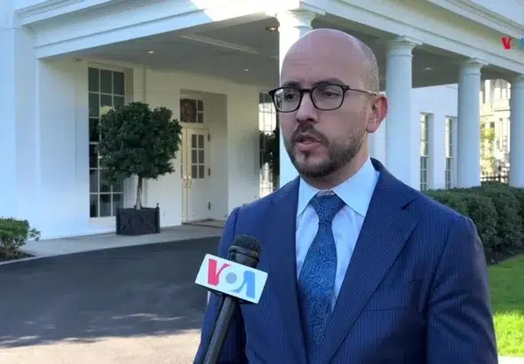 Juan González giving statements to Voice of America from the White House. Photo: Voice of America/File photo.