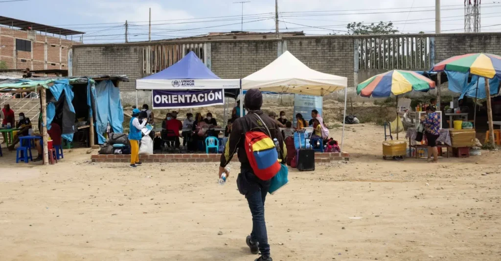 A person with a backpack with the Venezuelan flag colors approaches a UNHCR tent. Photo: Fernanda Pineda/Amnesty International.