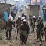 Kenyan anti-riot police patrol a slum during anti-government protests in 2023. Photo: Peoples Dispatch.