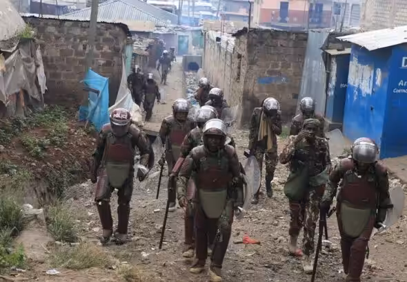 Kenyan anti-riot police patrol a slum during anti-government protests in 2023. Photo: Peoples Dispatch.