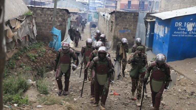 Kenyan anti-riot police patrol a slum during anti-government protests in 2023. Photo: Peoples Dispatch.