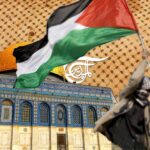 Photo composition showing a person holding a Palestinian flag with the Al-Aqsa Mosque in the background. Photo: Al Mayadeen.