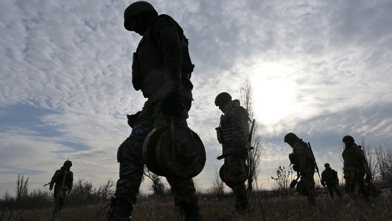 Russian servicemen take part in a mines' planting and clearing training at a training centre of an engineer and sapper battalion named after Soviet commander Dmitry Karbyshev amid Russia's military operation in Ukraine at the unknown location, Russia. Photo: Sputnik/Evgeny Biyatov.