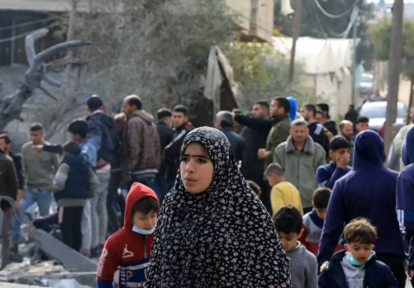 Palestinians, including children, collect usable belongings in the heavily damaged buildings after Israeli attacks in Rafah, Gaza on February 12, 2024. Photo: Yasser Qudih/Anadolu Agency.