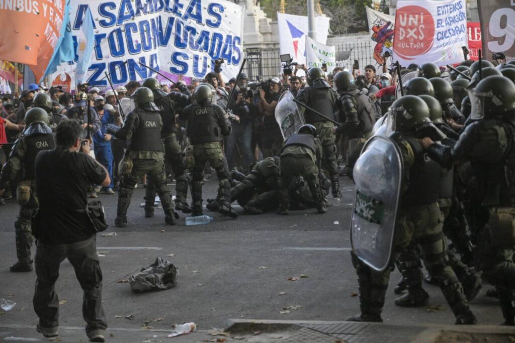 Argentinian police clash with protesters outside the Congress while lawmakers debate the Omnibus bill. Photo: Juan Mabromata/AFP.