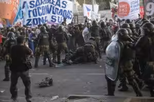 Argentinian police clash with protesters outside the Congress while lawmakers debate the Omnibus bill. Photo: Juan Mabromata/AFP.