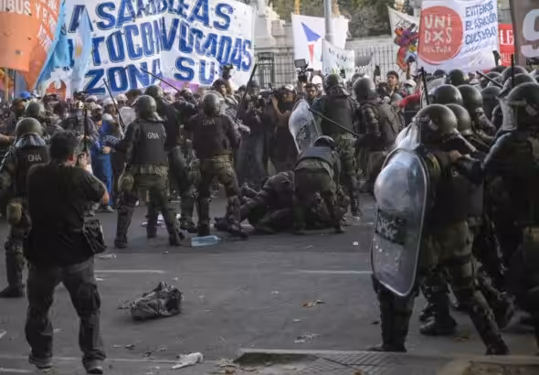 Argentinian police clash with protesters outside the Congress while lawmakers debate the Omnibus bill. Photo: Juan Mabromata/AFP.