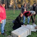 Municipal authorities of Rome take stock of the damage to a Simón Bolívar bust caused by unidentified vandals. Photo: Correo del Orinoco.