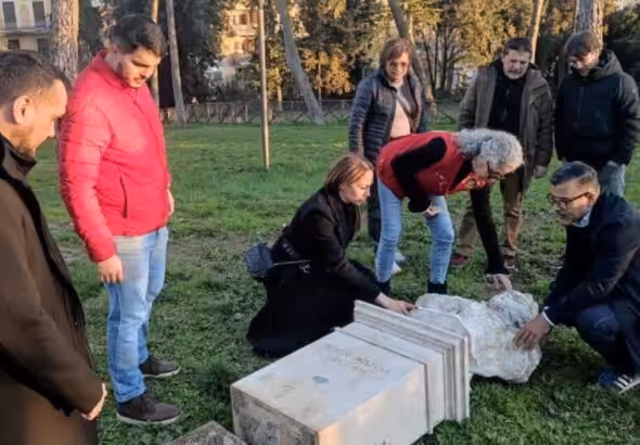 Municipal authorities of Rome take stock of the damage to a Simón Bolívar bust caused by unidentified vandals. Photo: Correo del Orinoco.