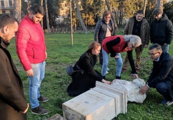 Municipal authorities of Rome take stock of the damage to a Simón Bolívar bust caused by unidentified vandals. Photo: Correo del Orinoco.