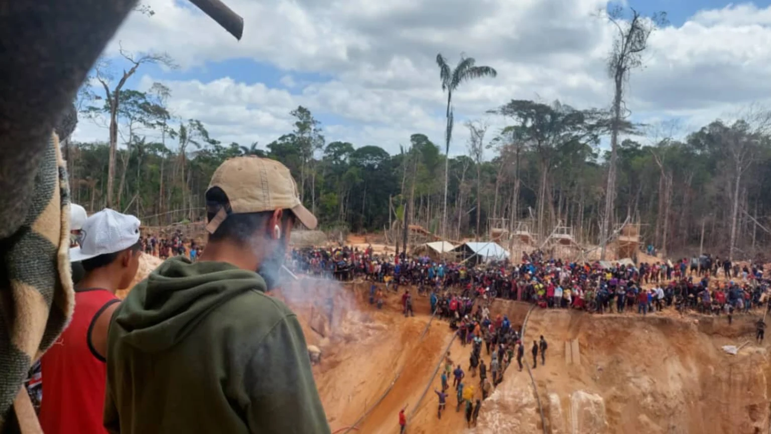 People gather around the site of the landslide in the Bulla Loca mine in Bolívar state, Venezuela, on Wednesday, February 21, 2024. Photo: X/@Fritz_A_Sanchez.