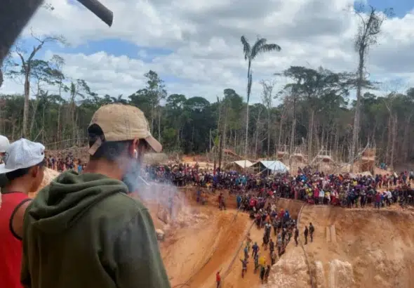People gather around the site of the landslide in the Bulla Loca mine in Bolívar state, Venezuela, on Wednesday, February 21, 2024. Photo: X/@Fritz_A_Sanchez.